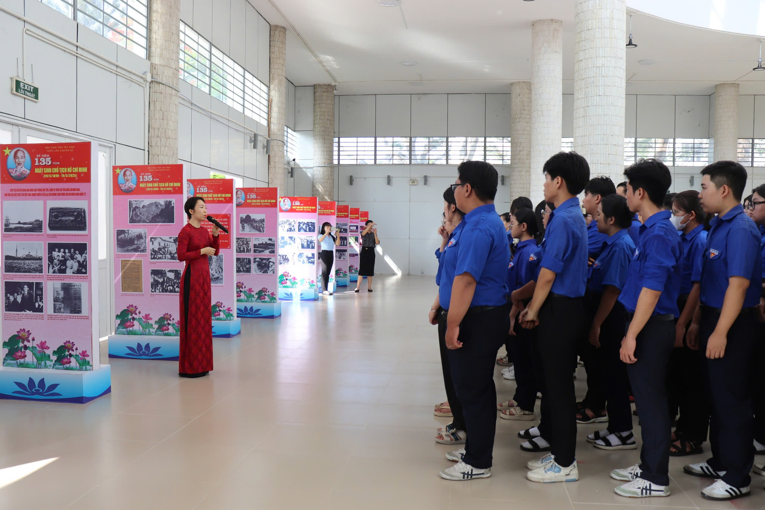 BẢO TÀNG TỈNH TRIỂN LÃM HÌNH ẢNH VỚI CHUYÊN ĐỀ KỶ NIỆM 135 NĂM NGÀY SINH CHỦ TỊCH HỒ CHÍ MINH (19/5/1890 - 19/5/2025)